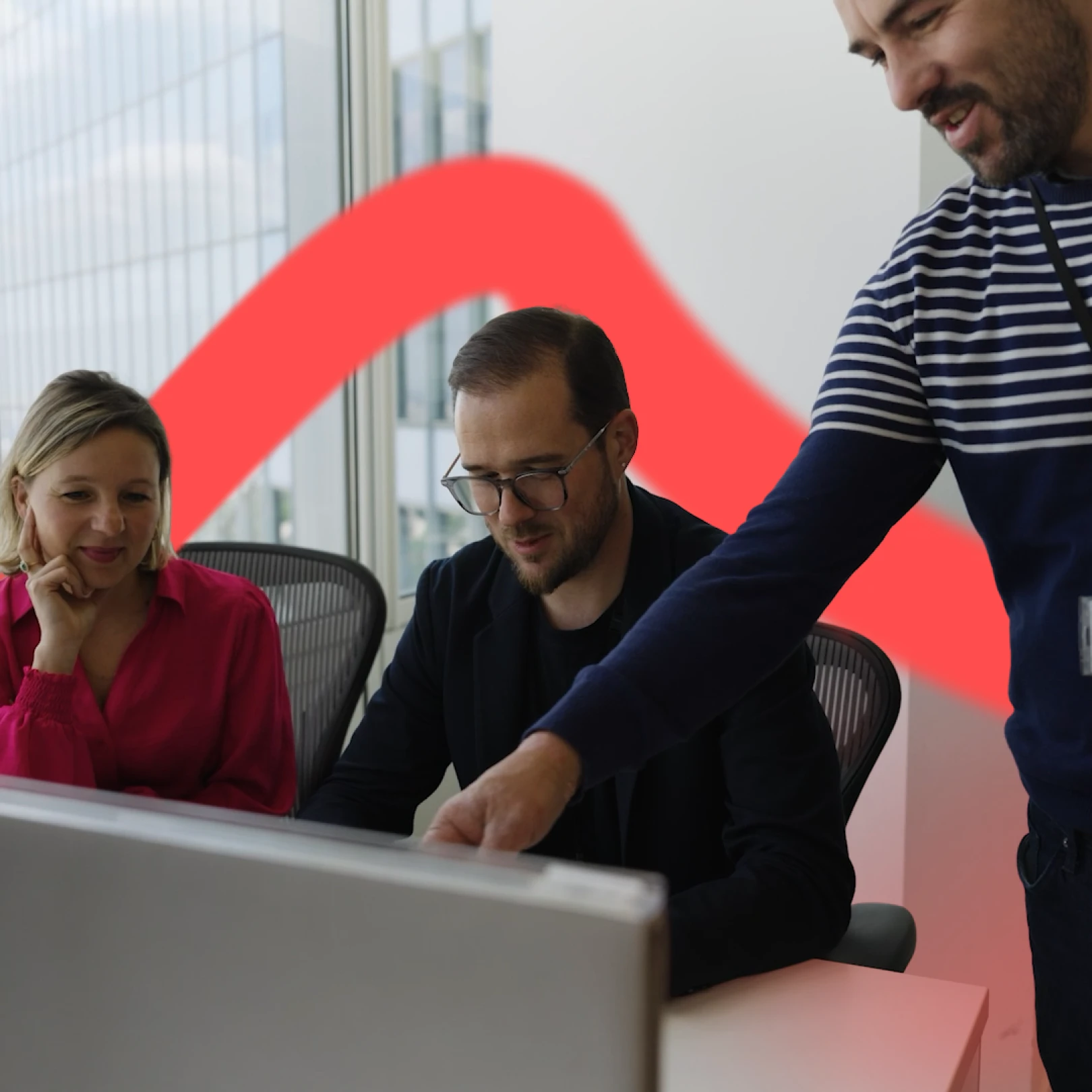 Three people in front of a screen at Allianz